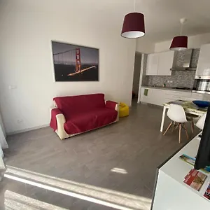 gianluca-apartments-7a.hotelitalianriviera.com/